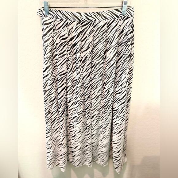 WHO WHAT WEAR | Zebra Print Pleated Midi Skirt Black White | Size 4 - Picture 3 of 4